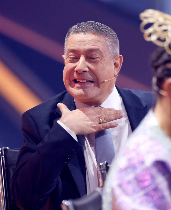 Joachim Llambi sitzt neben Motsi Mabuse und Jorge Gonzalez.