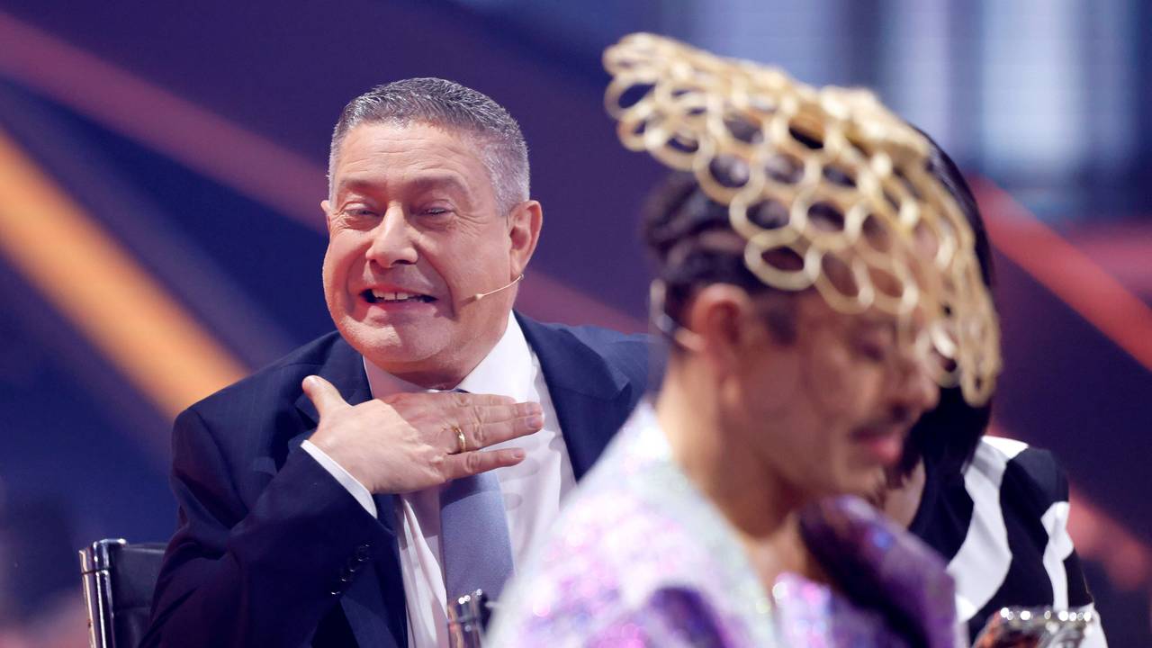 Joachim Llambi sitzt neben Motsi Mabuse und Jorge Gonzalez.