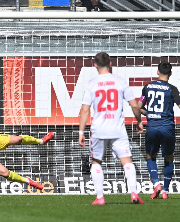 Paderborns Raphael Obermair verschießt gegen Torwart Marvin Schwäbe einen Elfmeter.