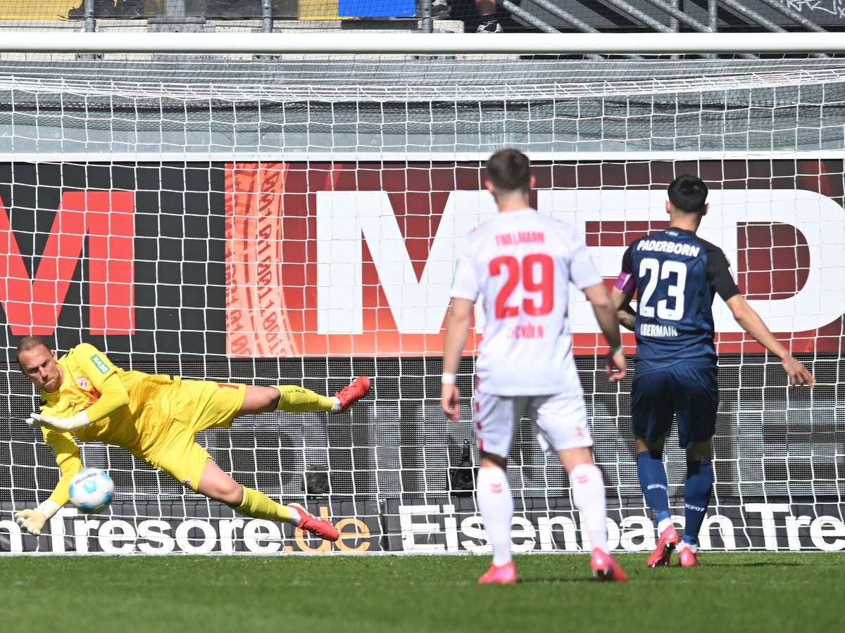 Paderborns Raphael Obermair verschießt gegen Torwart Marvin Schwäbe einen Elfmeter.