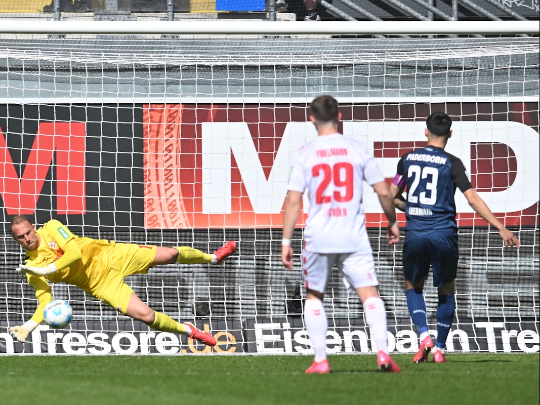 Paderborns Raphael Obermair verschießt gegen Torwart Marvin Schwäbe einen Elfmeter.