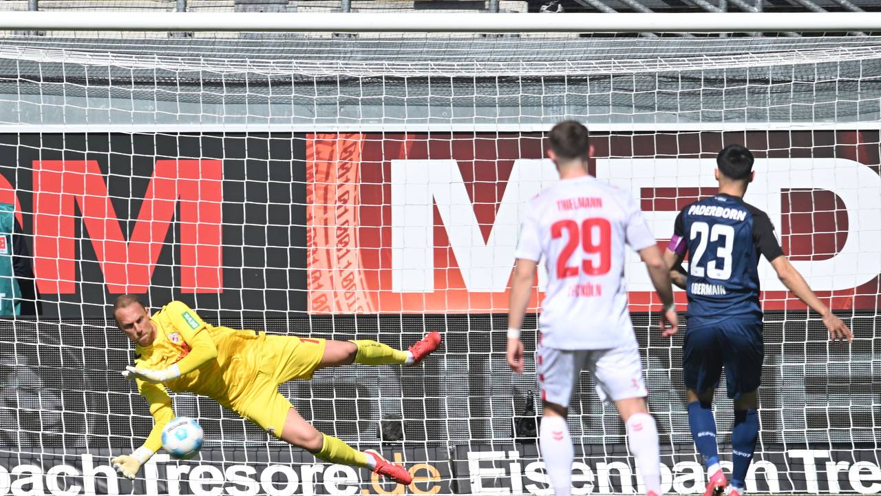 Paderborns Raphael Obermair verschießt gegen Torwart Marvin Schwäbe einen Elfmeter.