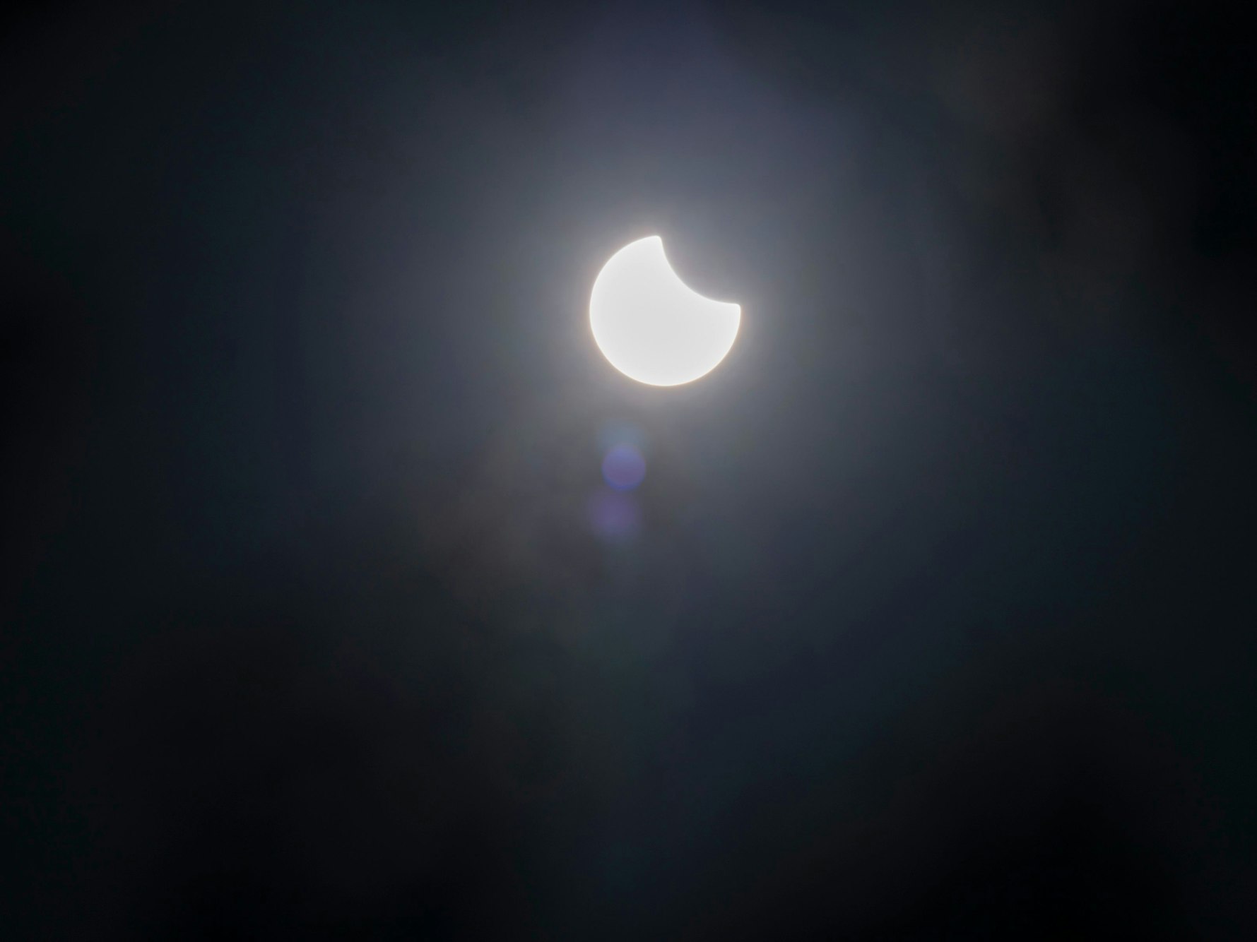 Der Neumond hat sich teilweise vor die Sonne geschoben.