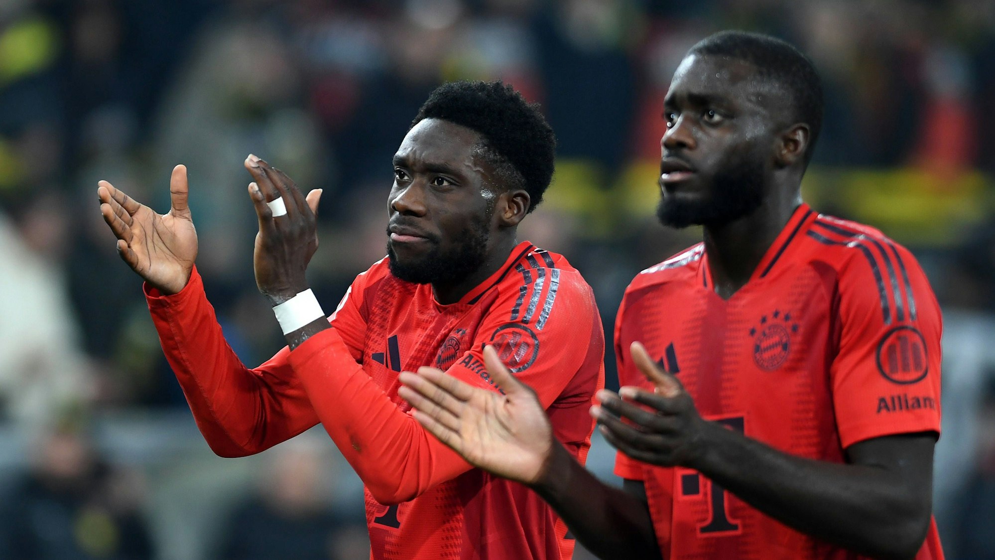 Alphonso Davies und Dayot Upamecano im Trikot des FC Bayern.