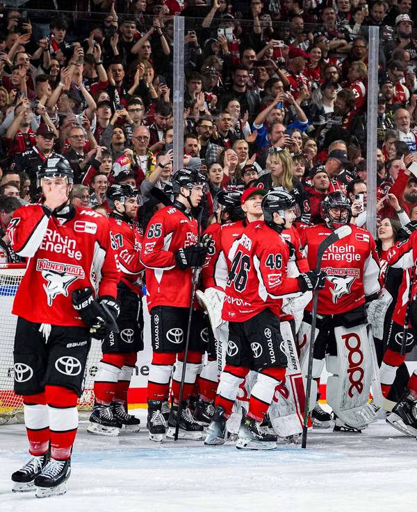 Die Kölner Haie feiern mit ihren Fans den Einzug ins Halbfinale der DEL-Playoffs.