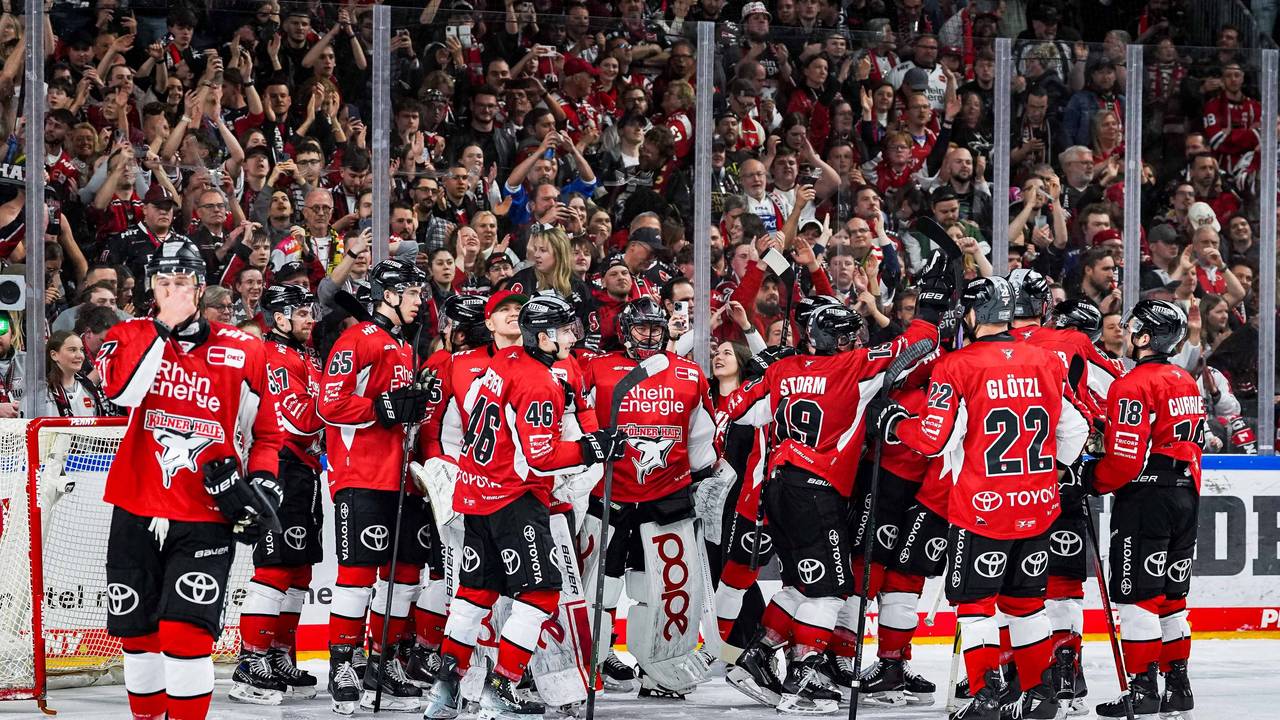 Die Kölner Haie feiern mit ihren Fans den Einzug ins Halbfinale der DEL-Playoffs.
