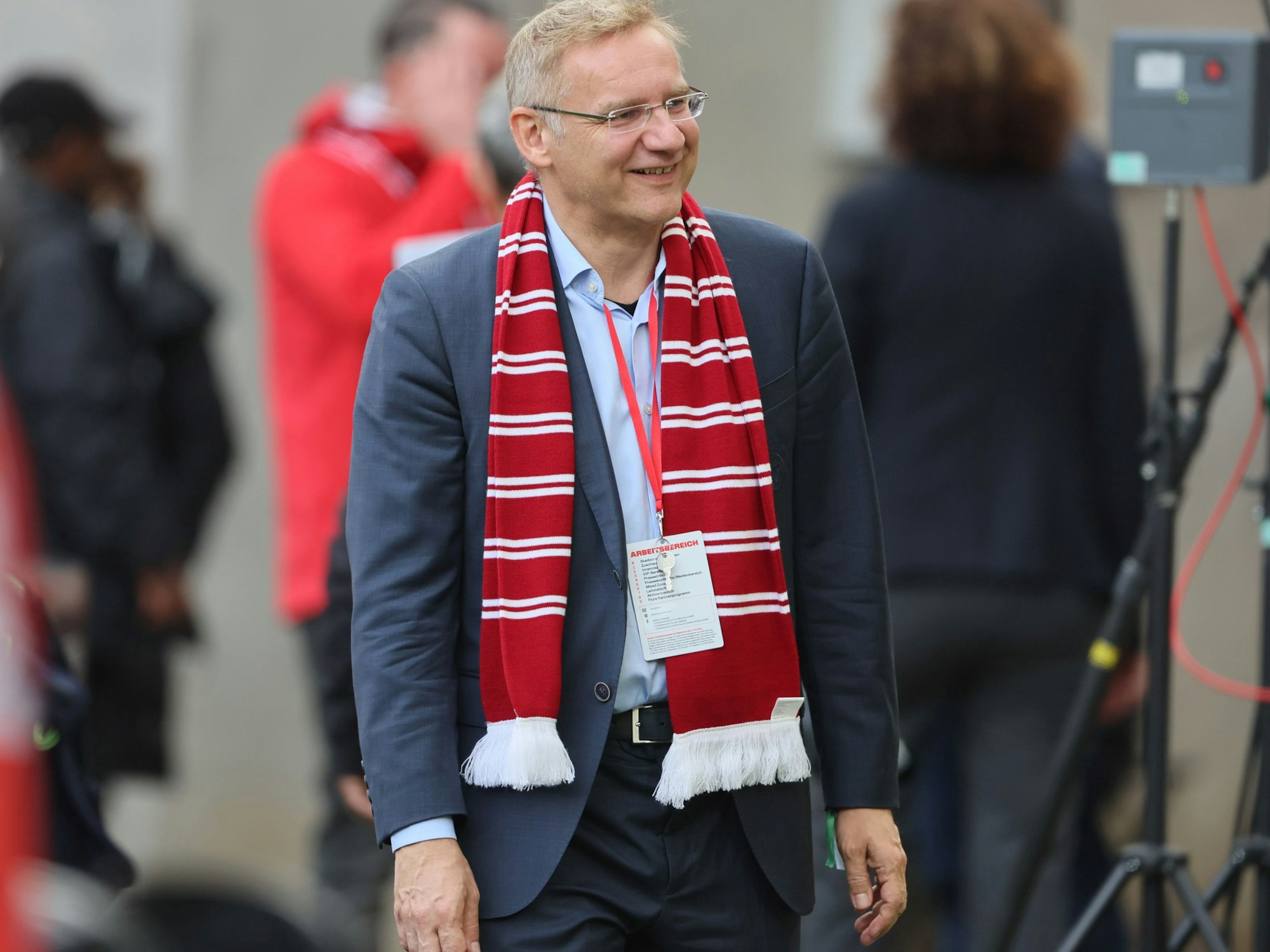 Eckhard Sauren (1. FC Köln) mit FC-Schal im Stadion.