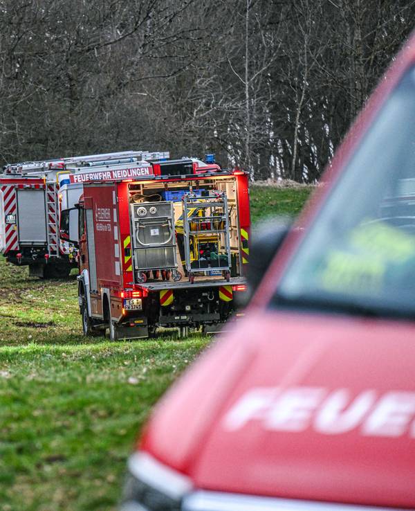 Einsatzkräfte arbeiten am 29. März 2025 an einer Unglücksstelle im baden-württembergischen Weilheim an der Teck. Dort ist ein Ultraleichtflugzeug abgestürzt. Dabei ist ein Mann ums Leben gekommen.