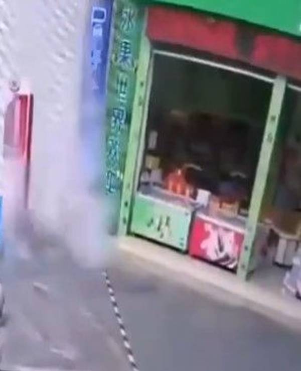 Wasser auf den Straßen nach einer Explosion in China.