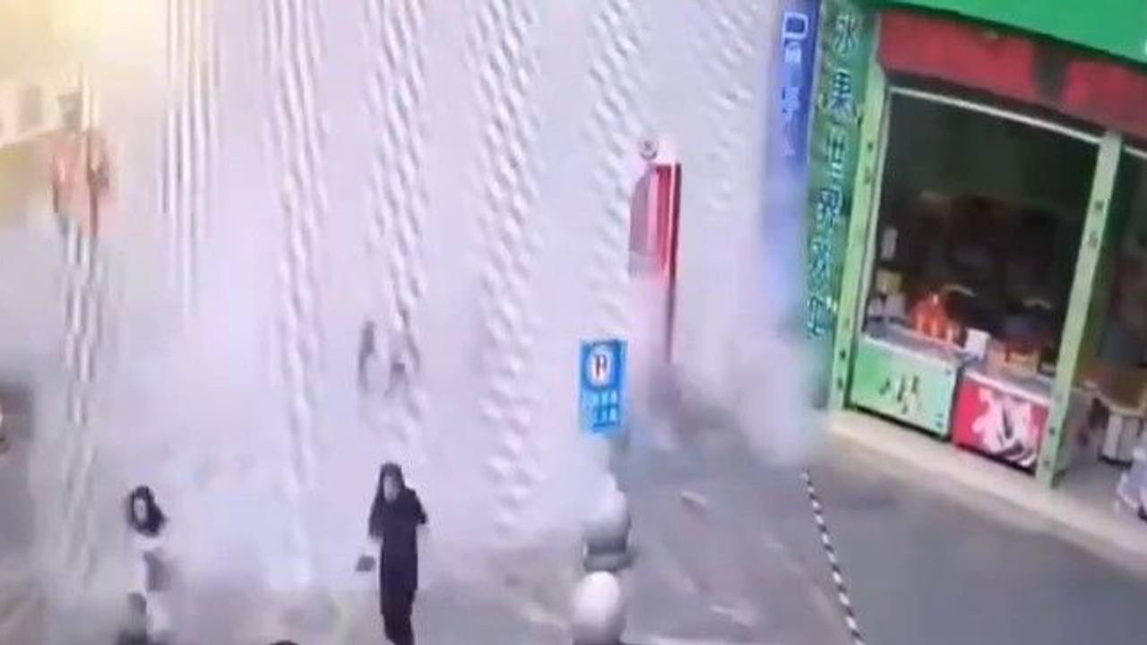 Wasser auf den Straßen nach einer Explosion in China.