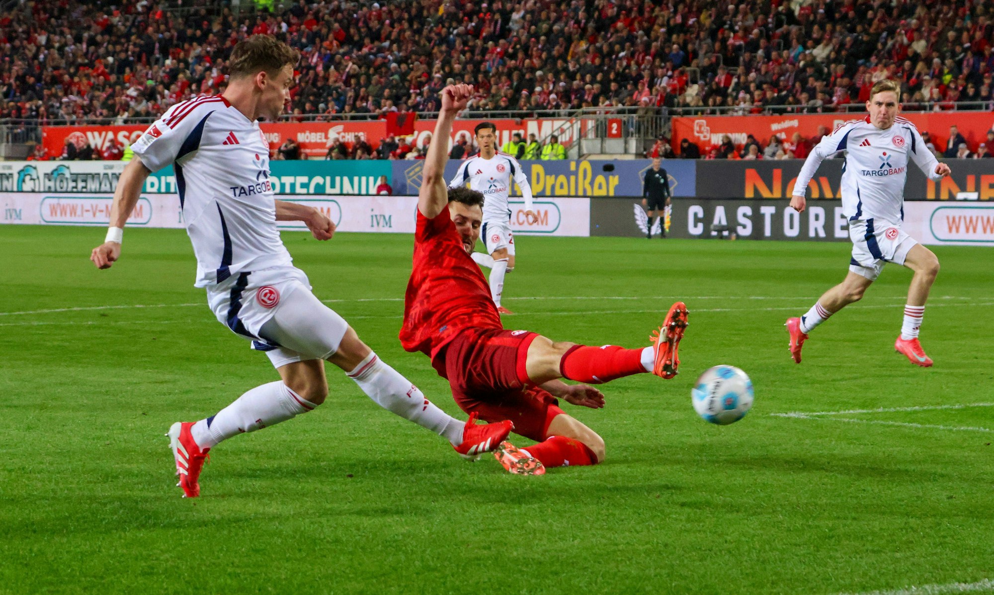 Die Hereingabe von Dawid Kownacki wird von Maximilian Bauer geblockt.