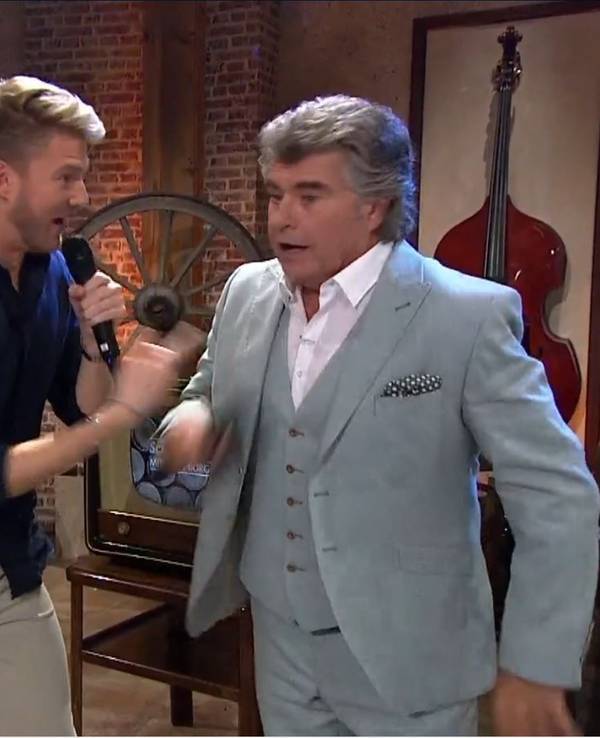 Robin Leon stupst Andy Borg an, der sich schon verbeugte, während das Playback noch lief.