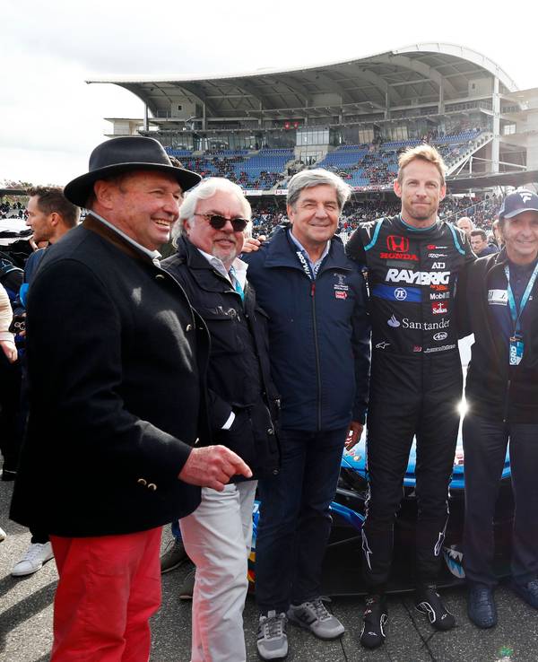 Jochen Mass, Keke Rosberg, Christian Geistdörfer, Jenson Button, Emerson Fittipaldi, Nico Rosberg, Hans-Joachim Stuck, Gerhard Berger, Walter Röhrl (von links nach rechts) posieren für ein Foto in Hockenheim.