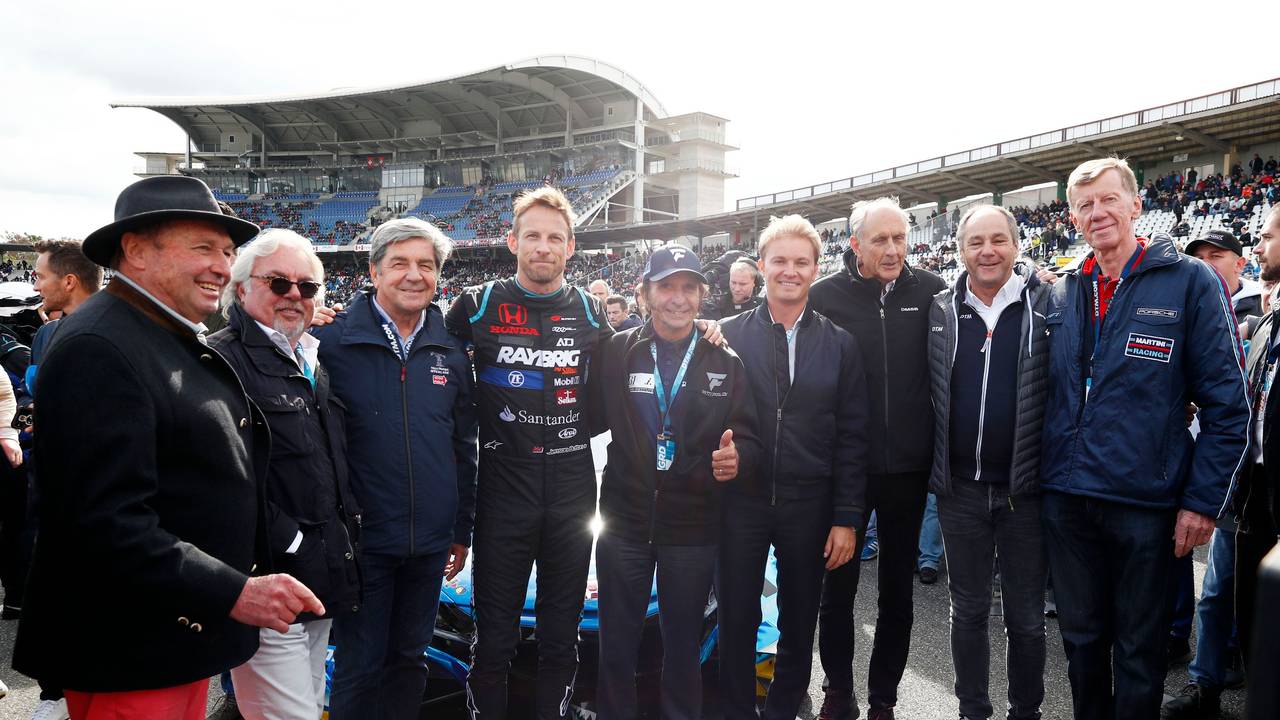 Jochen Mass, Keke Rosberg, Christian Geistdörfer, Jenson Button, Emerson Fittipaldi, Nico Rosberg, Hans-Joachim Stuck, Gerhard Berger, Walter Röhrl (von links nach rechts) posieren für ein Foto in Hockenheim.