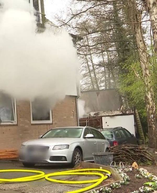 Messerangriff und Feuer: Ein Streit in Hamburg-Eidelstedt eskaliert. Ein Mann wird verletzt, die Wohnung brennt – die Ermittlungen laufen.