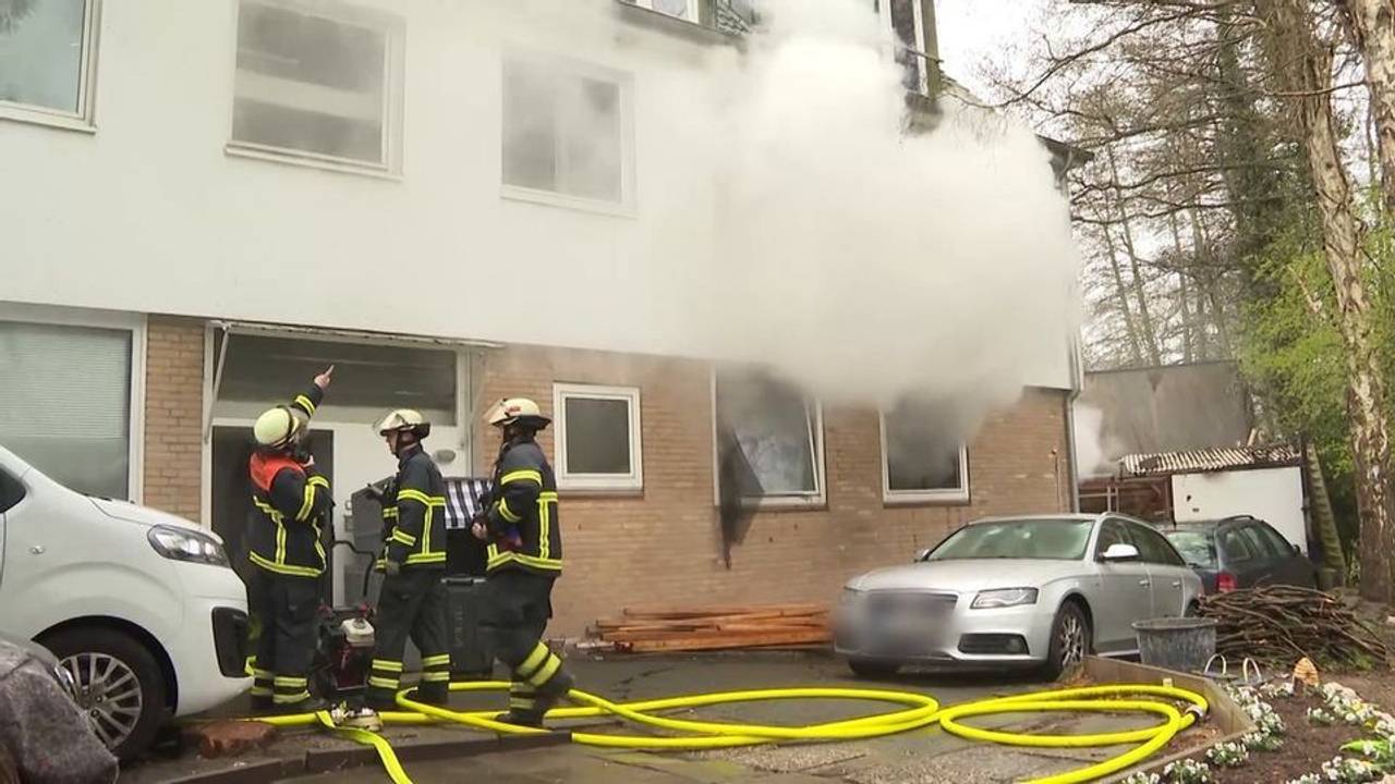 Messerangriff und Feuer: Ein Streit in Hamburg-Eidelstedt eskaliert. Ein Mann wird verletzt, die Wohnung brennt – die Ermittlungen laufen.