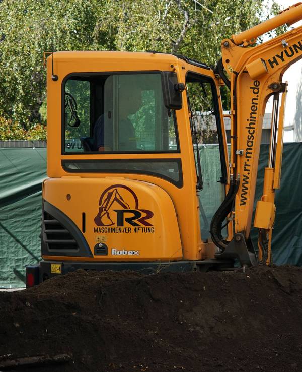 Ein Bagger auf einer Baustelle in Köln.