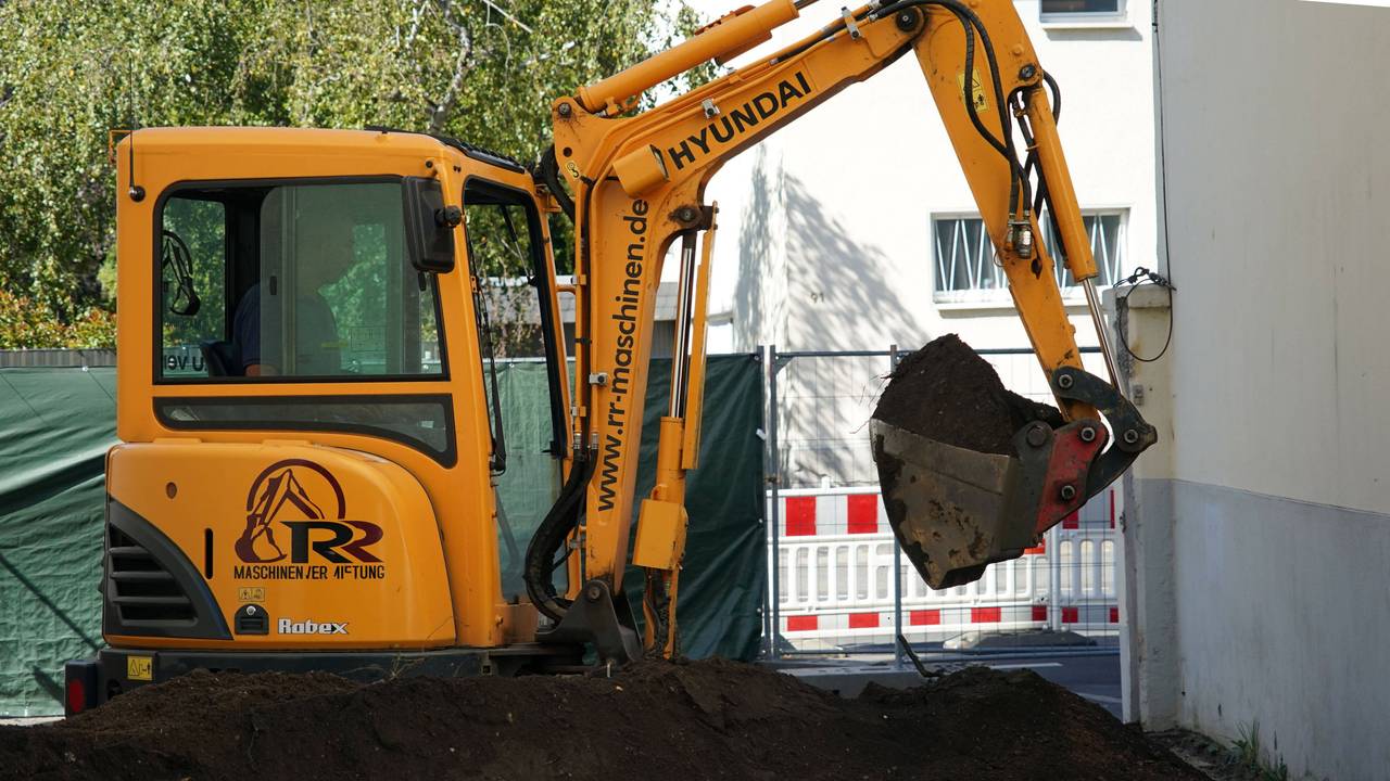 Ein Bagger auf einer Baustelle in Köln.