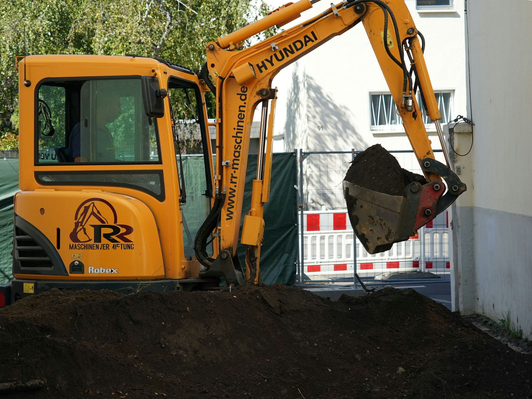 Ein Bagger auf einer Baustelle in Köln.