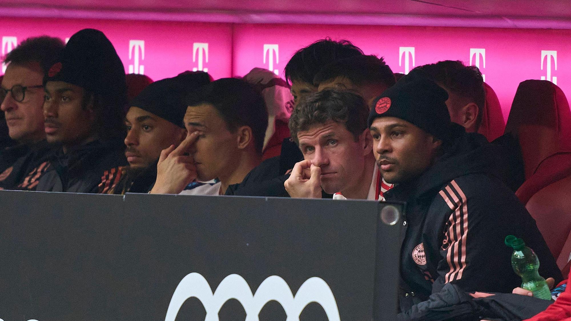 Thomas Müller und Serge Gnabry sitzen auf der Bayern-Bank.