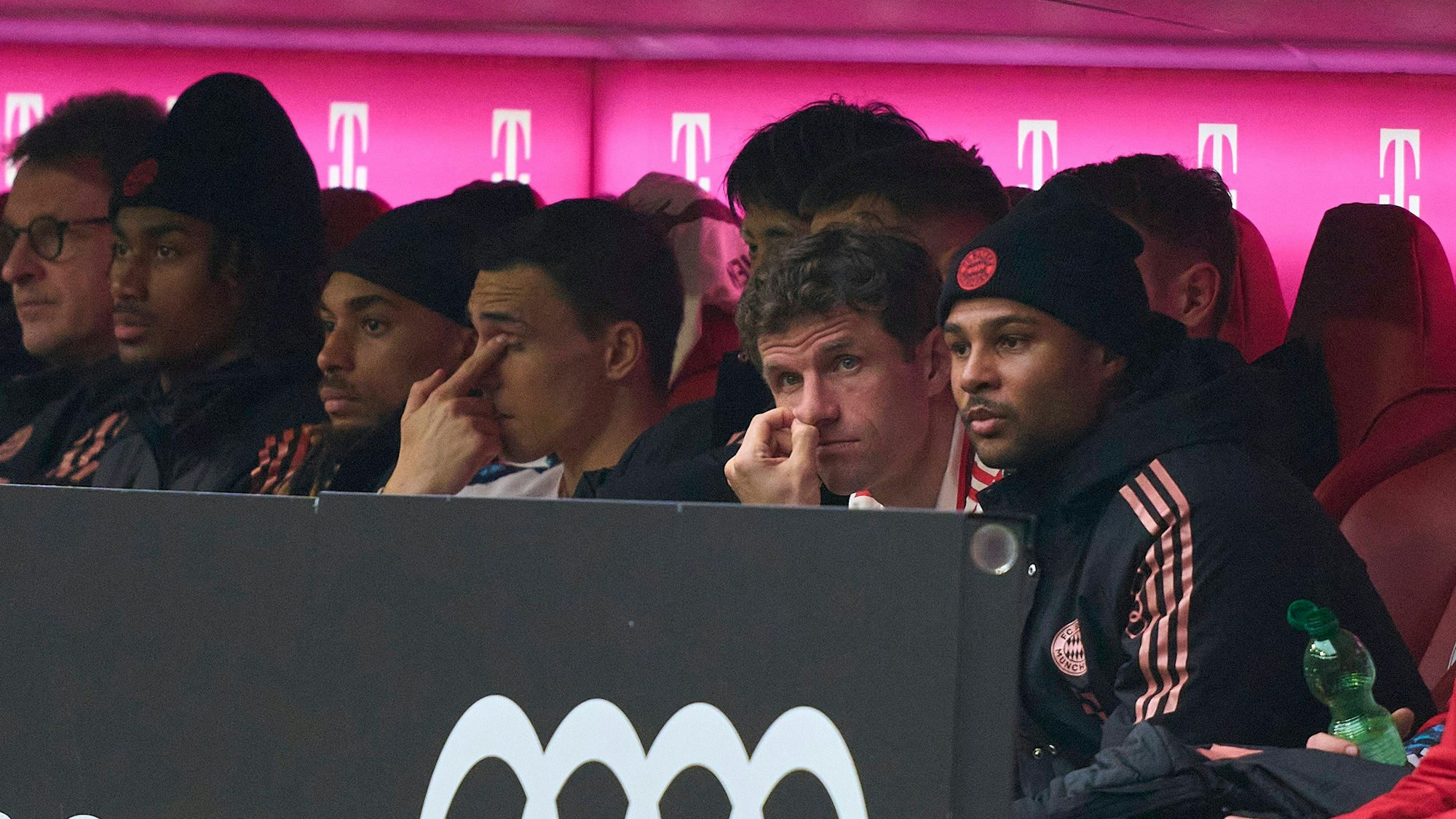 Thomas Müller und Serge Gnabry sitzen auf der Bayern-Bank.