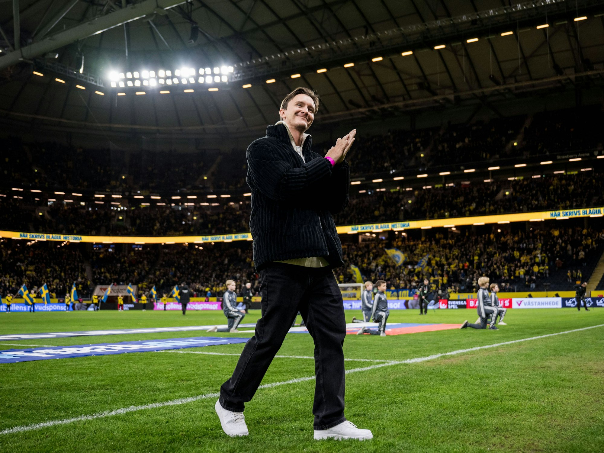 Kristoffer Olsson präsentiert sich den schwedischen Fans vor dem Nations-League-Spiel gegen die Slowakei.