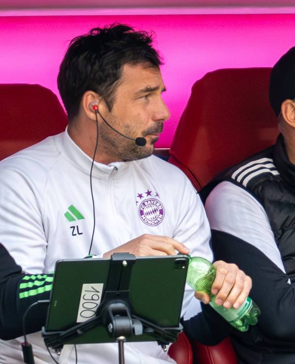 Zsolt Löw mit Thomas Tuchel auf der Trainerbank des FC Bayern München.
