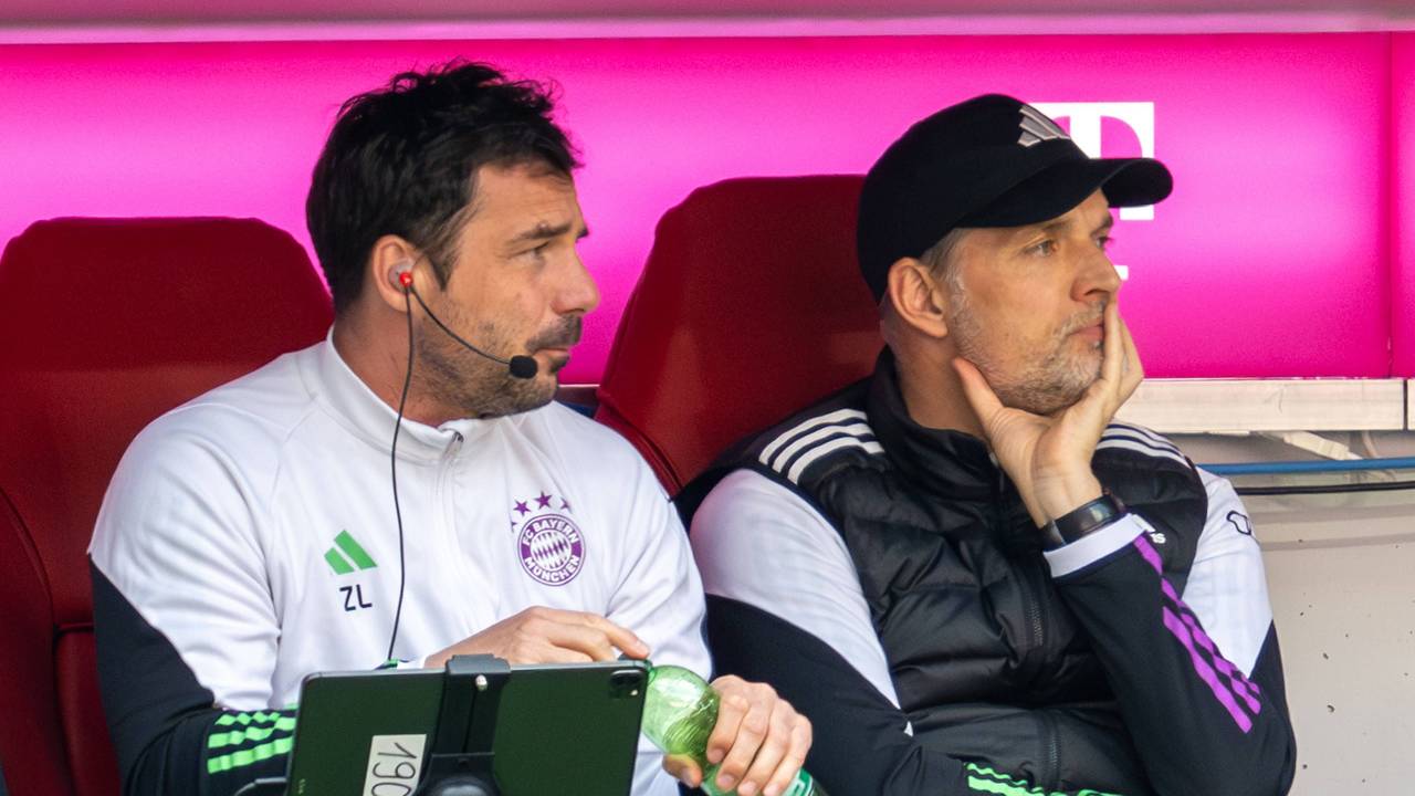 Zsolt Löw mit Thomas Tuchel auf der Trainerbank des FC Bayern München.