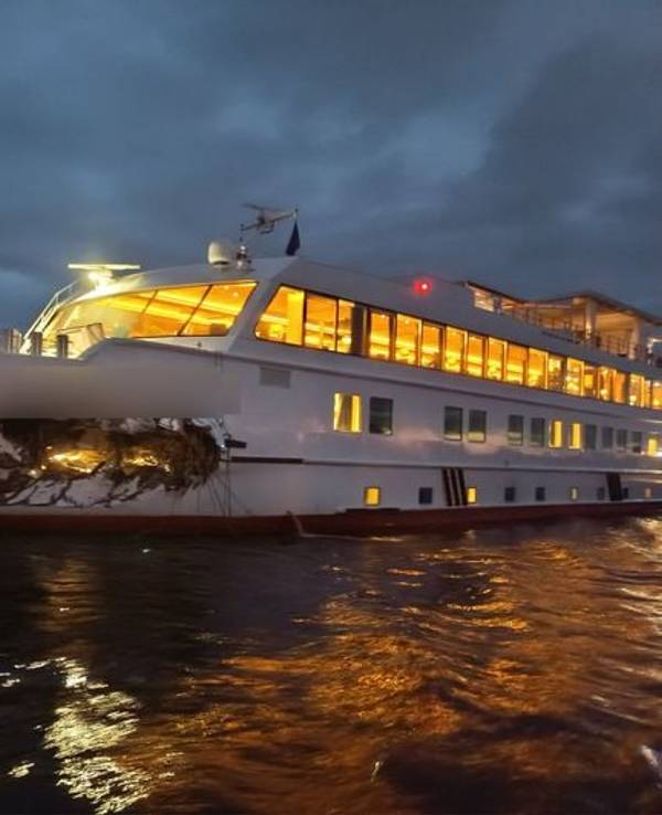 Schiffsunfall auf dem Rhein bei Voerde am Niederrhein: Ein Frachter rammt ein Fahrgastschiff und reißt ein etwa 20 Quadratmeter großes Loch in den Bug.