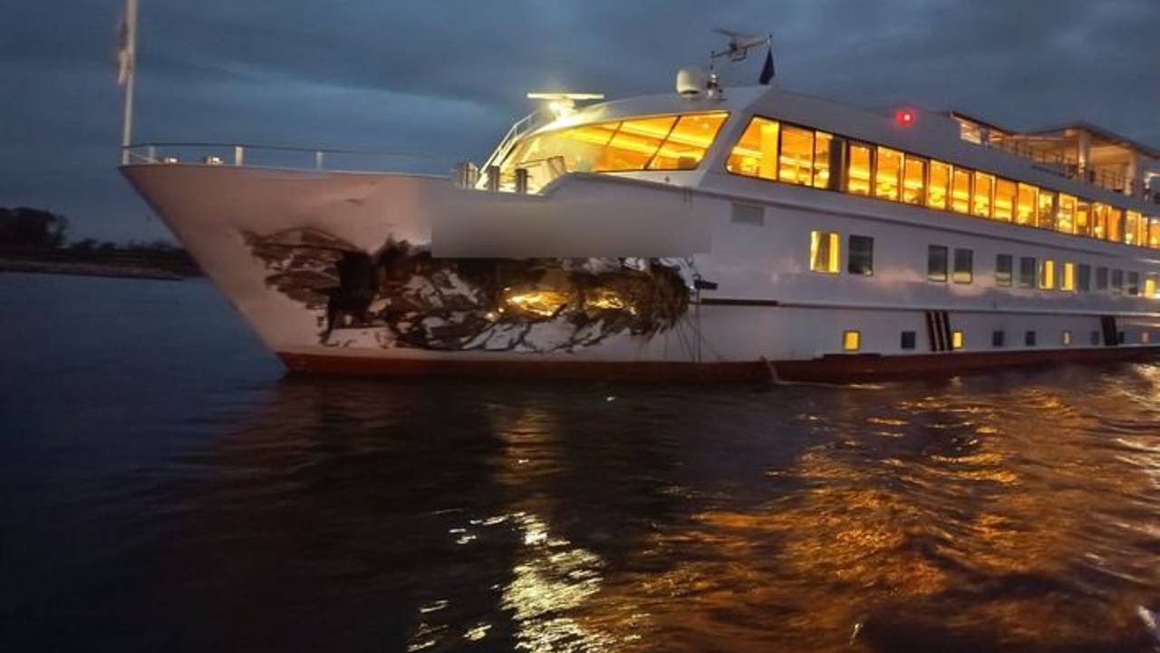 Schiffsunfall auf dem Rhein bei Voerde am Niederrhein: Ein Frachter rammt ein Fahrgastschiff und reißt ein etwa 20 Quadratmeter großes Loch in den Bug.