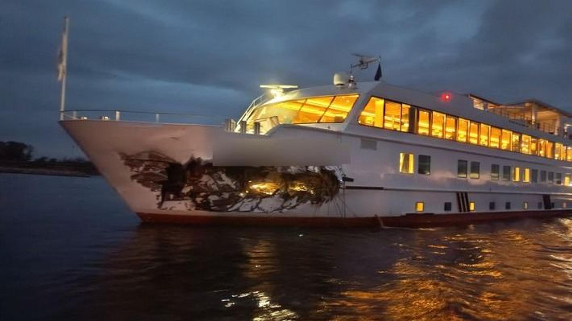 Schiffsunfall auf dem Rhein bei Voerde am Niederrhein: Ein Frachter rammt ein Fahrgastschiff und reißt ein etwa 20 Quadratmeter großes Loch in den Bug.