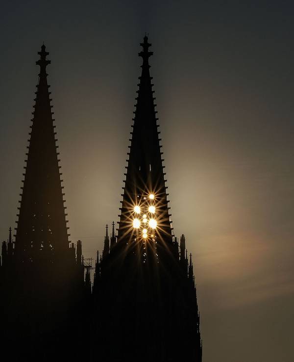 Die Sonne scheint am Abend durch den Nordturm am Dom.
