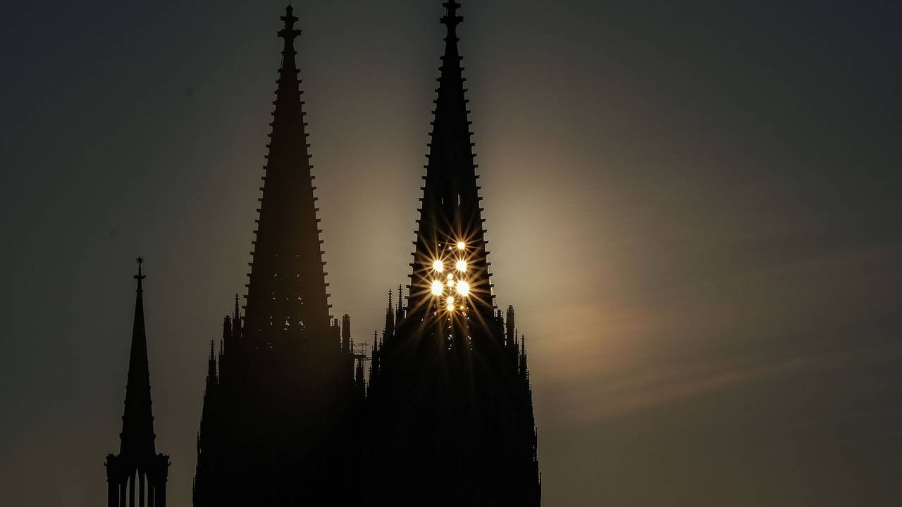 Die Sonne scheint am Abend durch den Nordturm am Dom.