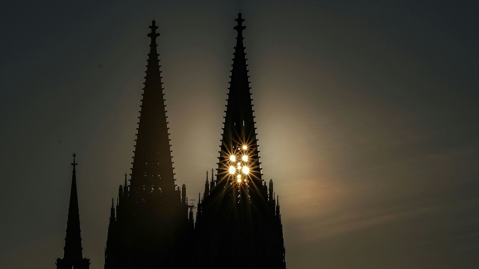 Die Sonne scheint am Abend durch den Nordturm am Dom.
