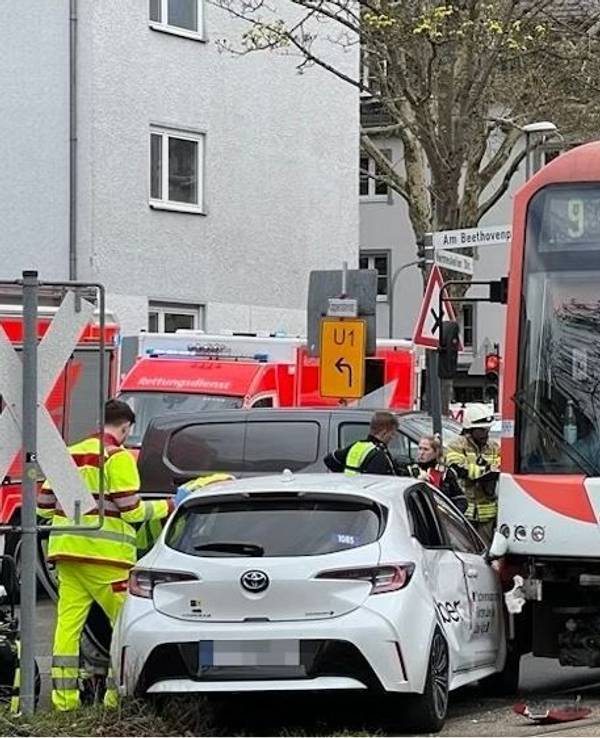 Einsatzkräfte der Feuerwehr bei einem KVB-Unfall