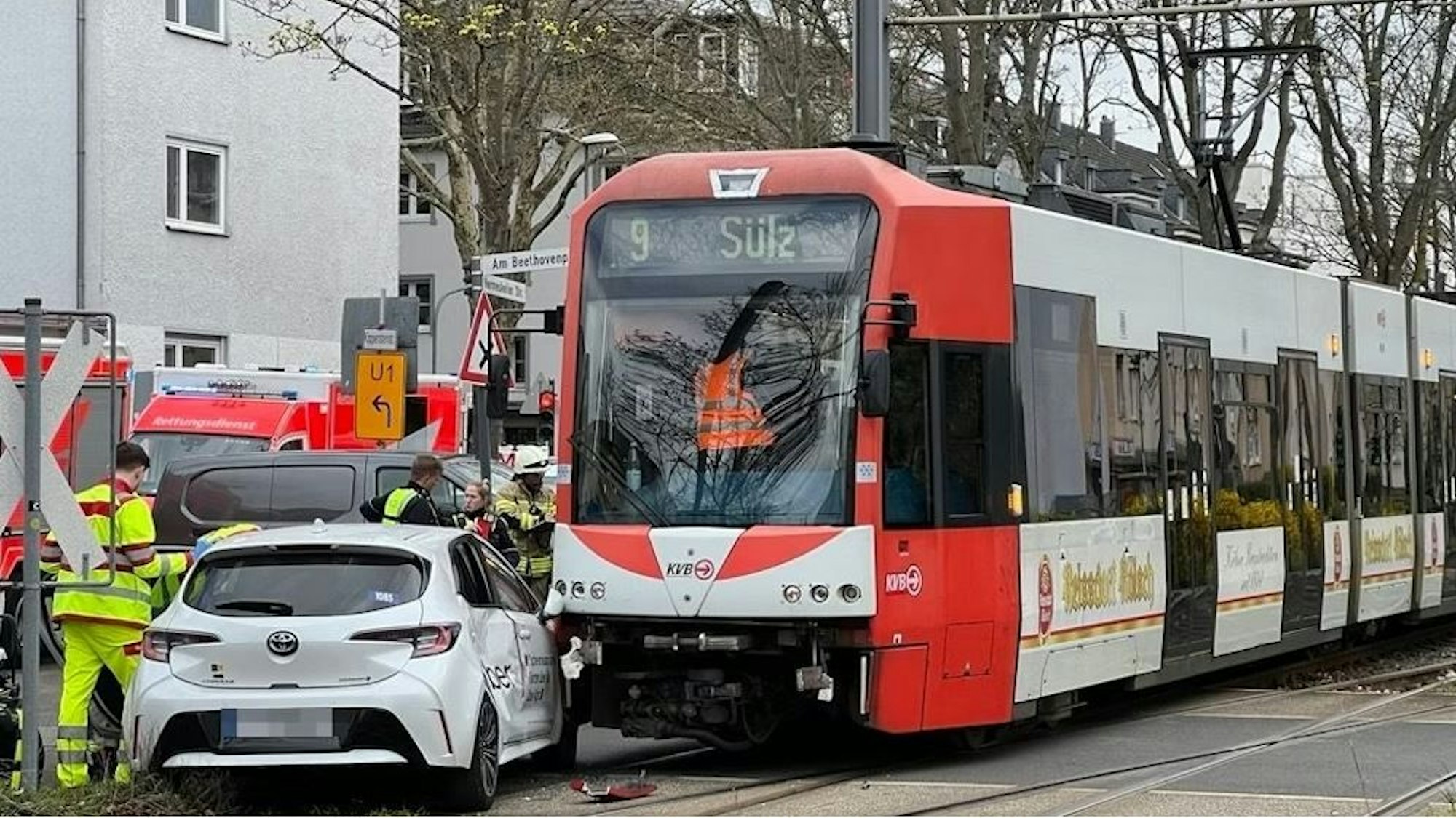 Einsatzkräfte der Feuerwehr bei einem KVB-Unfall