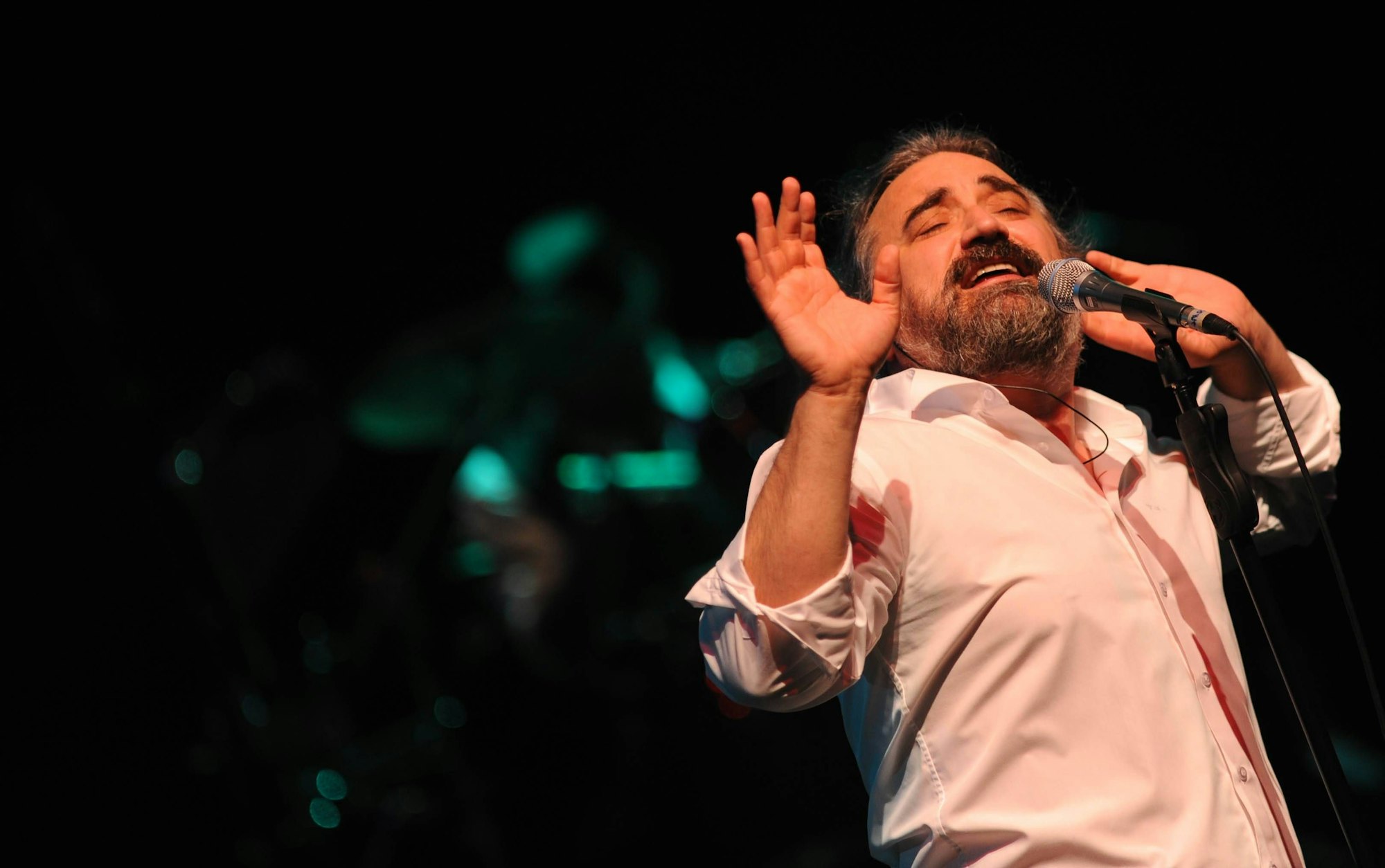 Der Sänger Volkan Konak (hier 2011 in Istanbul) ist tot. Er ist bei einem Konzert kollabiert.