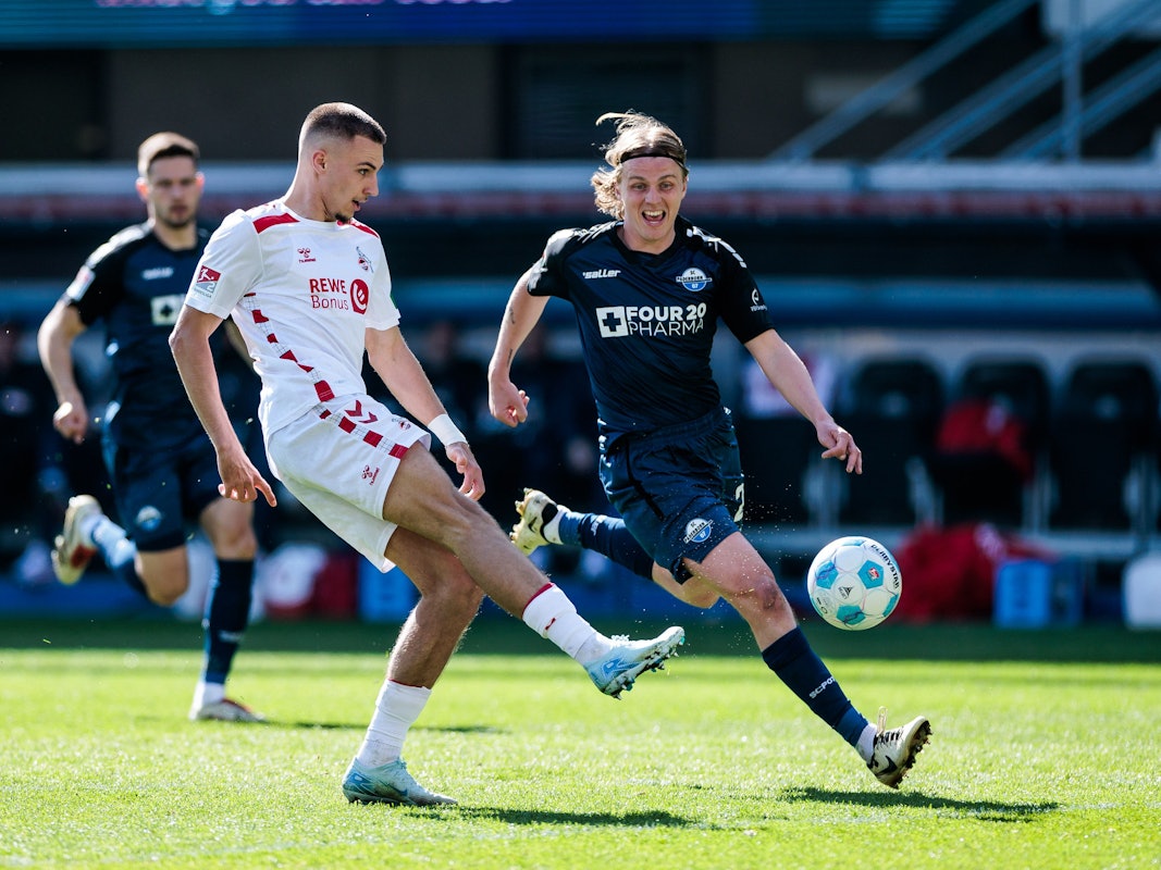 Zweikampf zwischen Tim Lemperle (1. FC Köln, 19) und Felix Götze (SC Paderborn 07, 20)