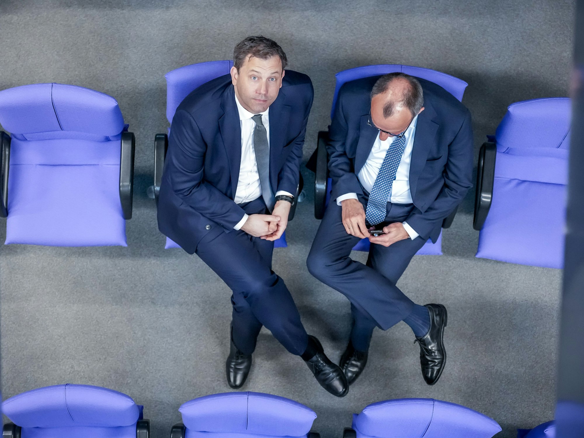 SPD-Chef Lars Klingbeil (l.) spricht Mitte März mit CDU-Chef Friedrich Merz.