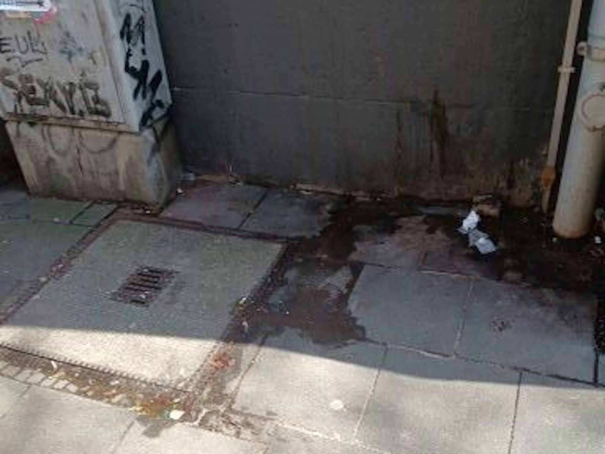 Die Urin- und Fäkalien-Ecke an der katholischen Pfarrkirche St. Joseph in Köln-Ehrenfeld.