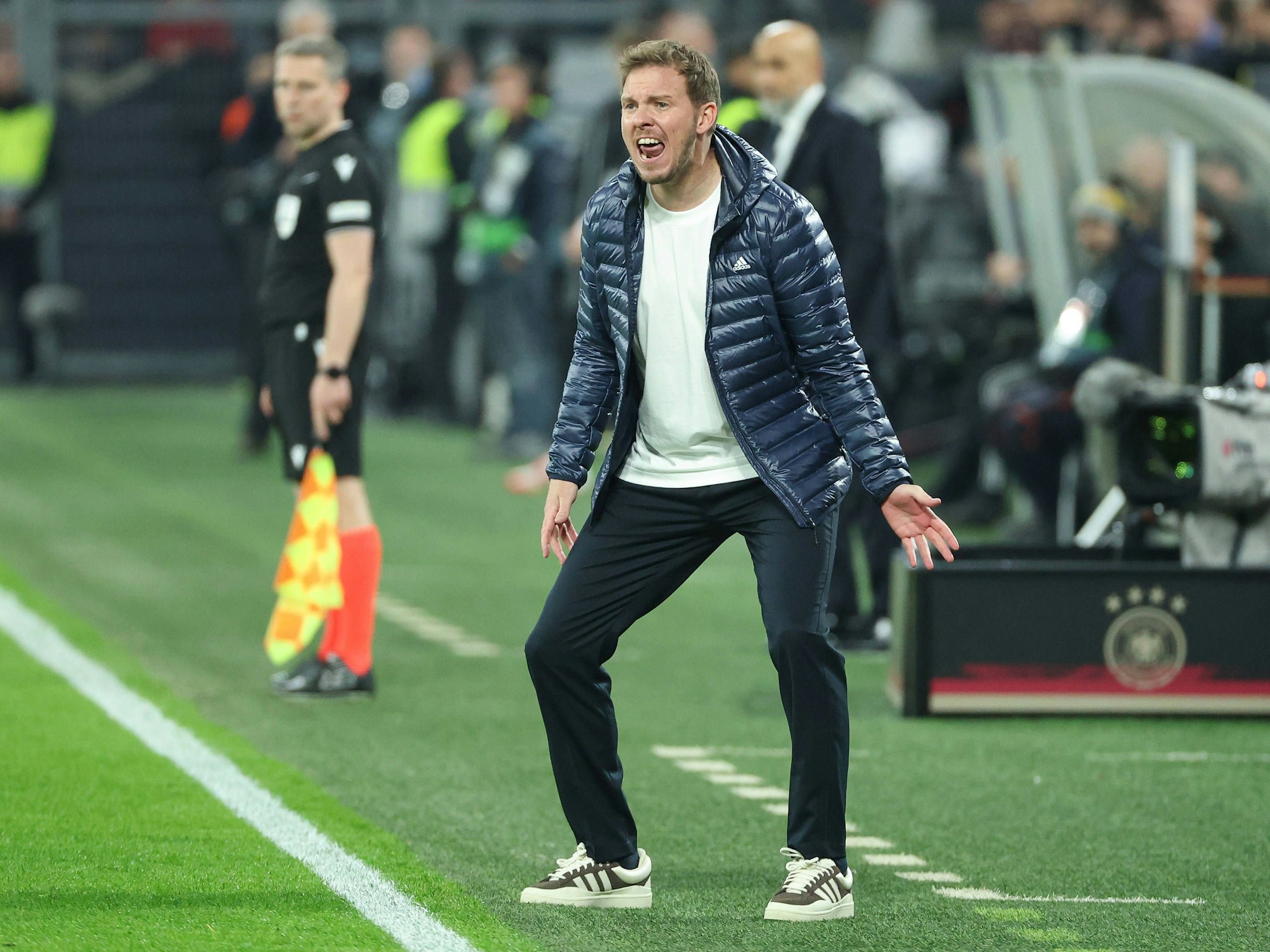 Julian Nagelsmann schreit von der Seitenlinie etwas rein.