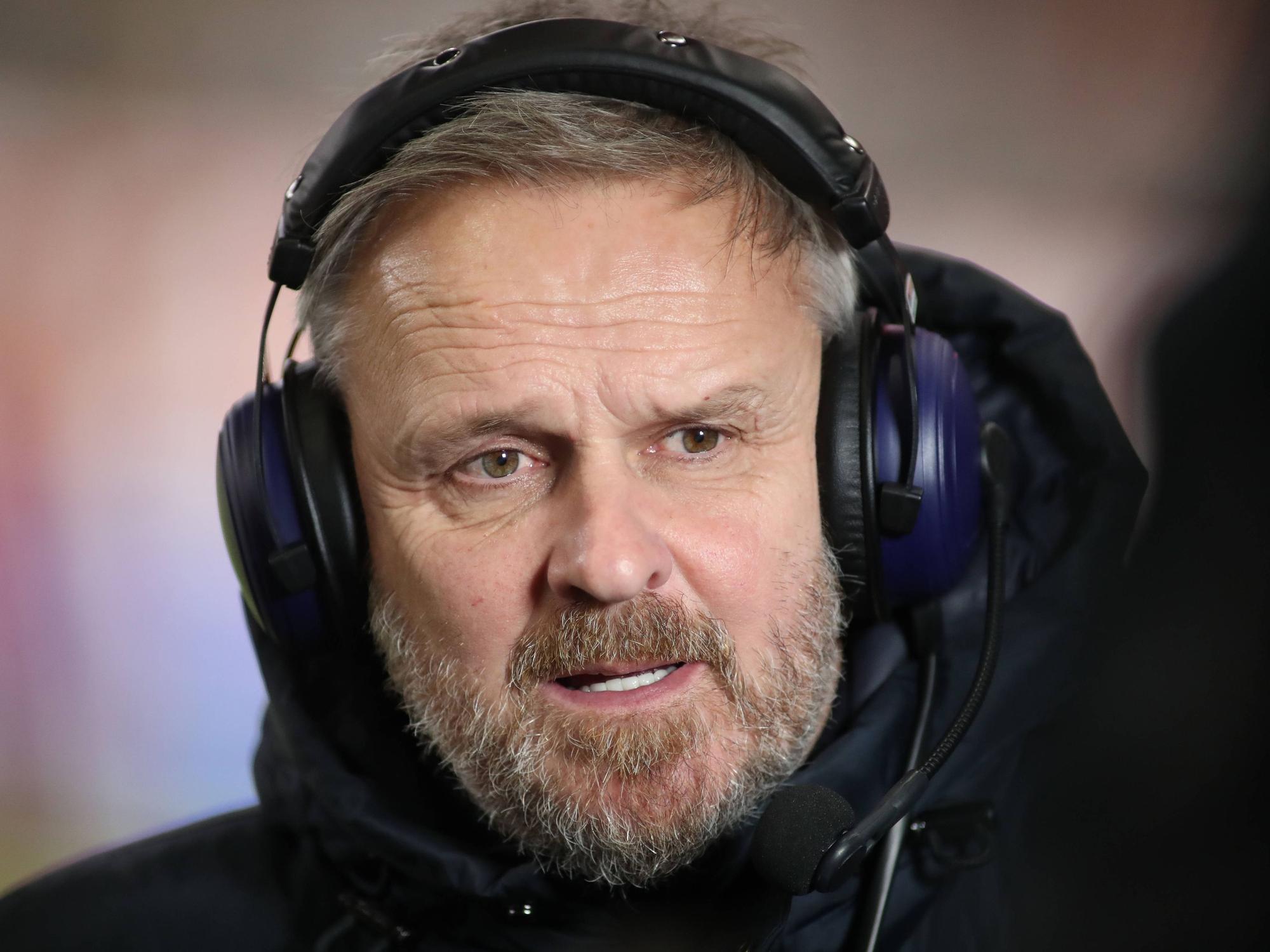 Didi Hamann mit Kopfhörern als TV-Experte.