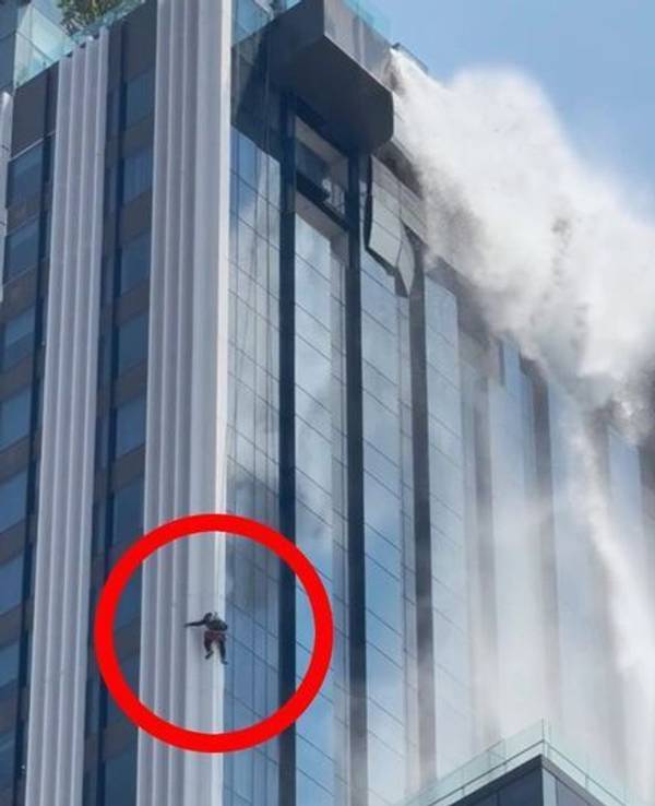Ein Fensterputzer hängt während des Erdbebens hilflos an einem, Seil an einem Hochhaus in Bangkok.