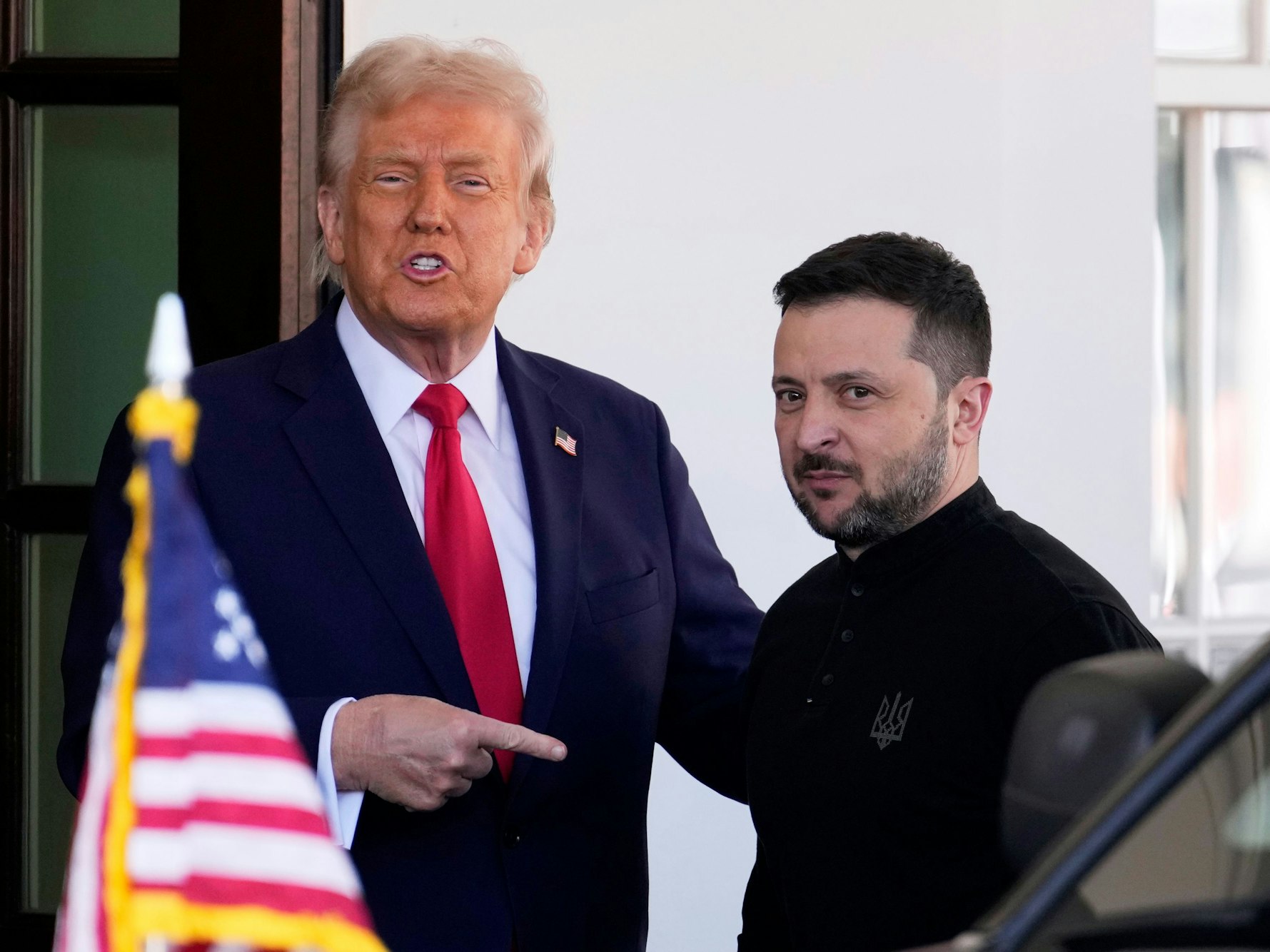 US-Präsident Donald Trump steht neben dem ukrainischen Präsidenten Wolodymyr Selenskyj.
