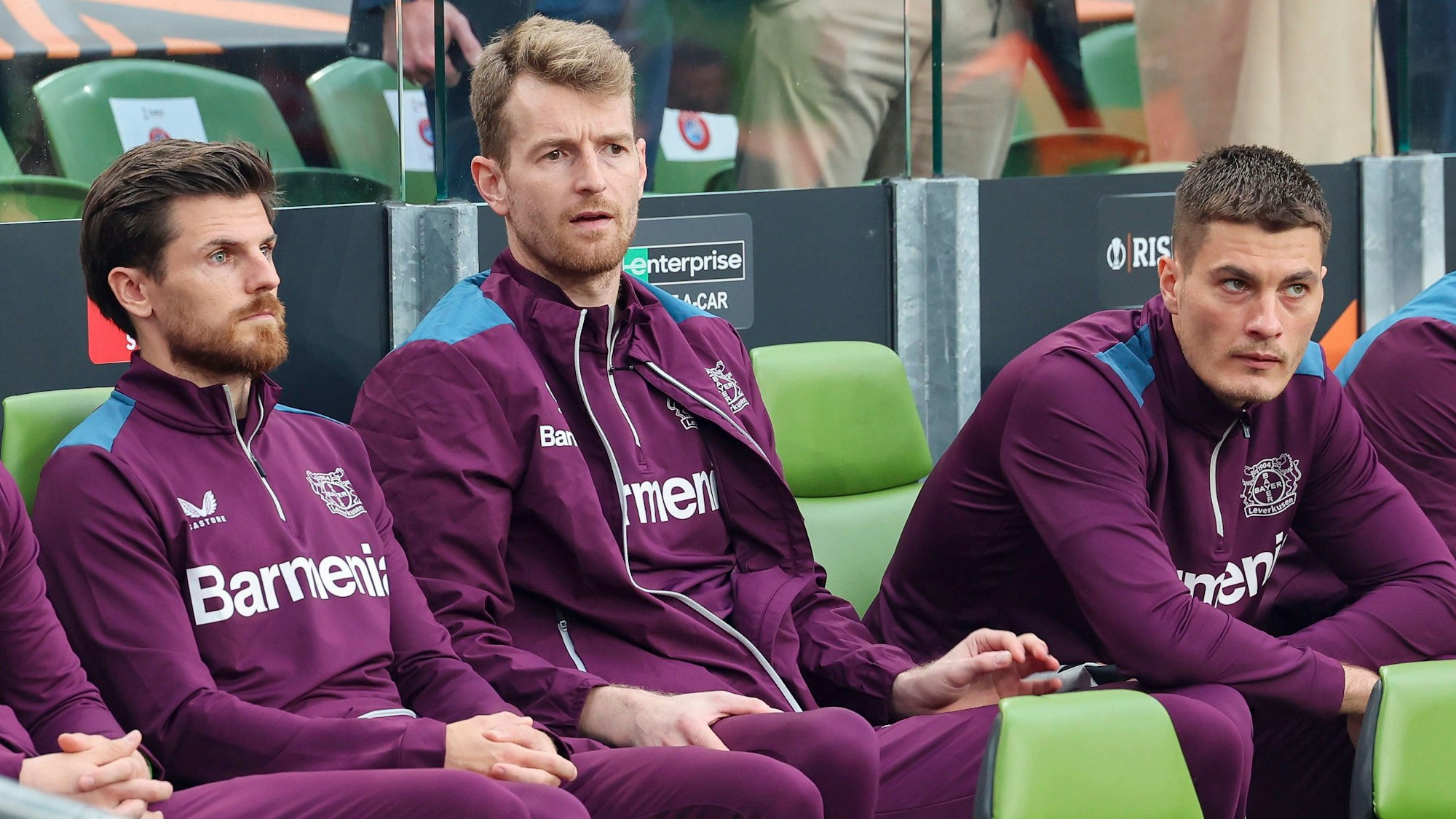 Jonas Hofmann sitzt auf der Bank und schaut verträumt in die Gegend.