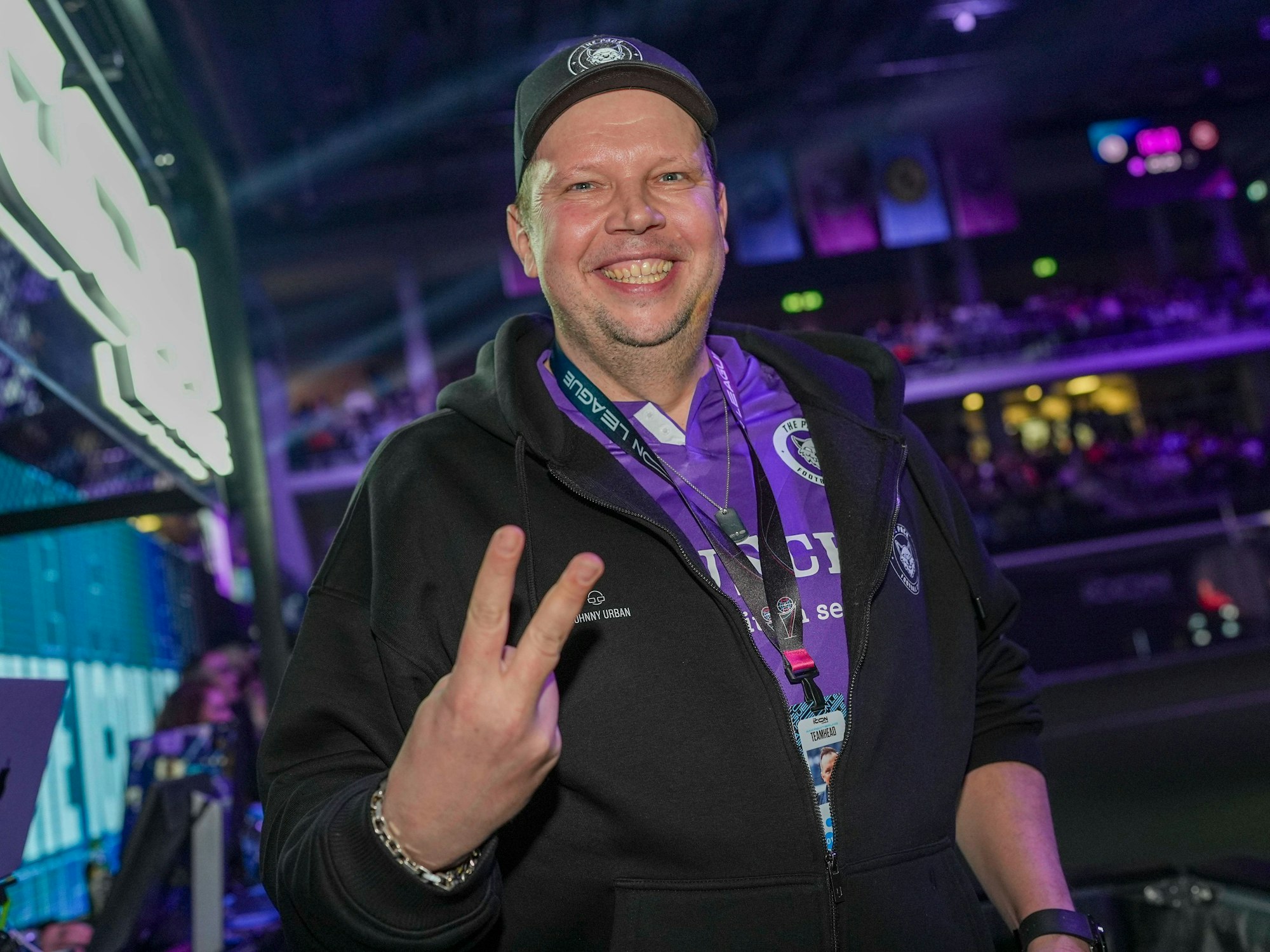 Wolff Fuss grinst als Teamchef von The Pack in die Kamera.