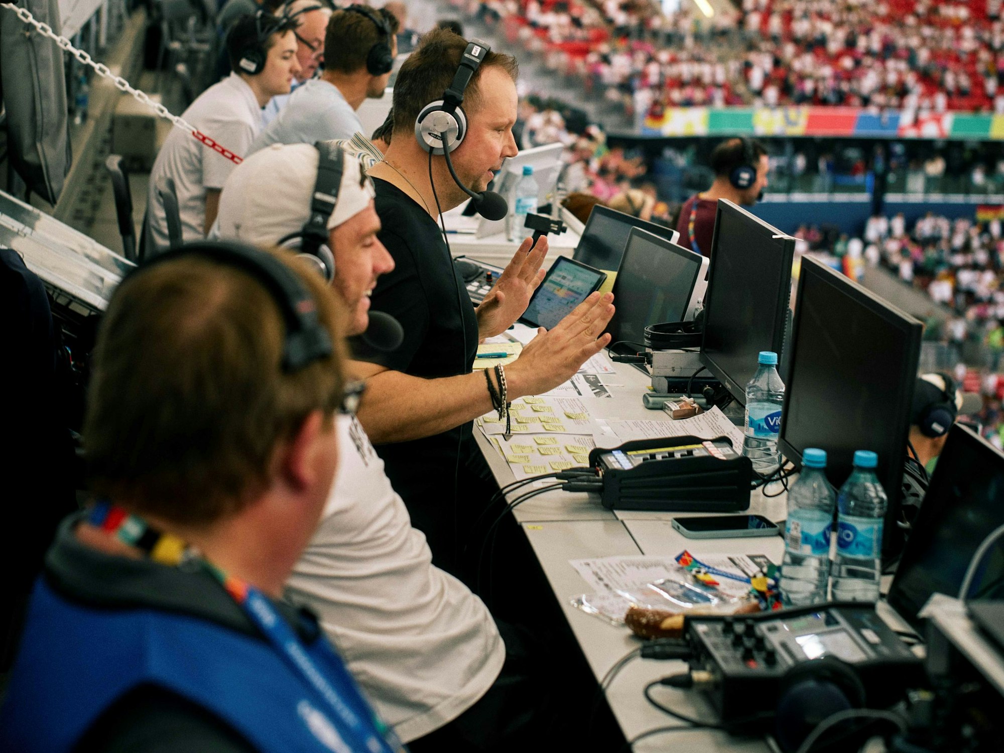 Wolff Fuss kommentiert ein Länderspiel im Stadion.