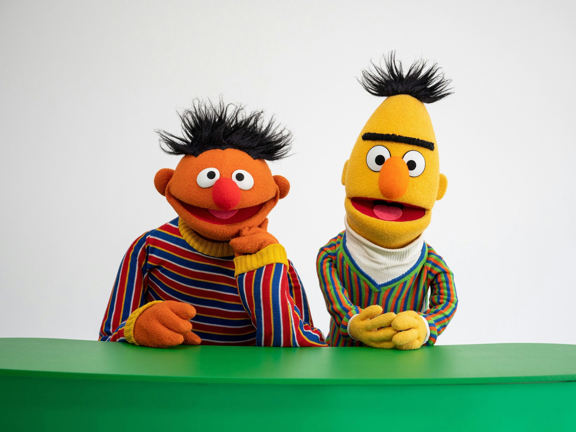 Die Figuren Ernie und Bert aus der „Sesamstraße“ (Archivbild): Der geplante Auftritt eines Influencers sorgt für heftige Kommentare.