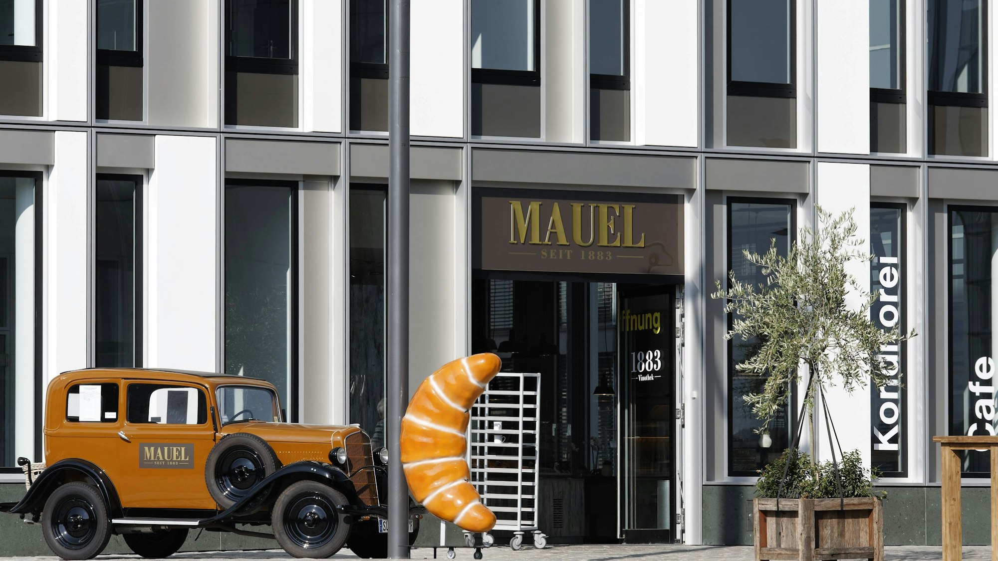 Eine Filiale der Traditionsbäckerei Mauel im Kölner Rheinauhafen (2011): Die Traditionsbäckerei aus Meckenheim schließt nach über 140 Jahren.