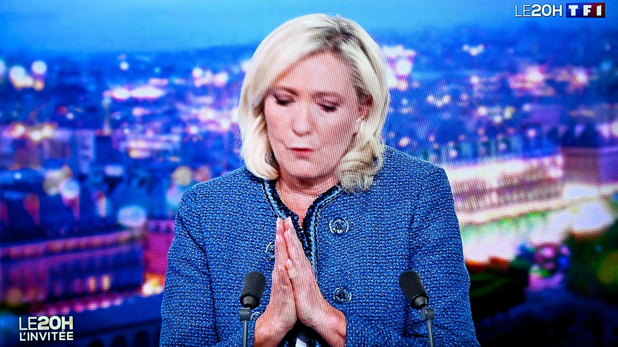 Marine Le Pen, Fraktionsvorsitzenden der französischen rechtsextremen Partei Rassemblement National (RN), im Studio der Abendnachrichten des französischen Fernsehsenders TF1.